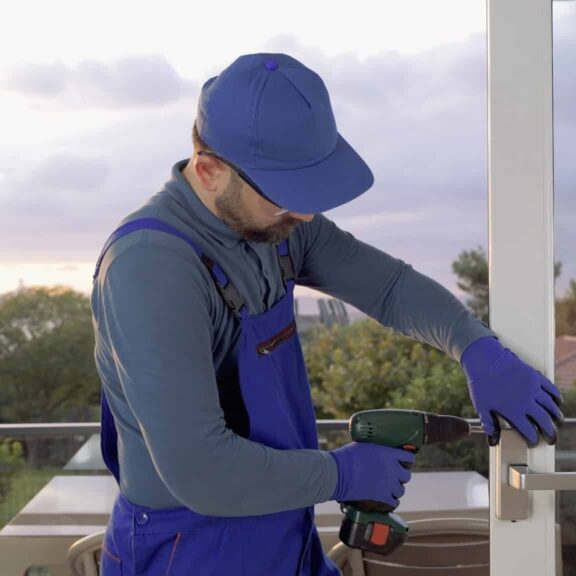 AT Dépannage : une équipe experte en vitrerie, fenêtre, store, porte de garage